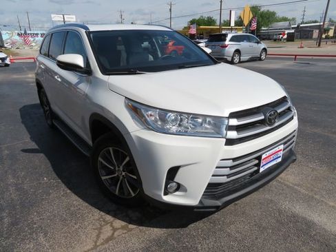 Used 2019 Toyota Highlander XLE image 3