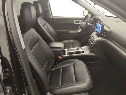 Used 2022 Ford Explorer XLT w/ Equipment Group 202A AWD/4WD image 21