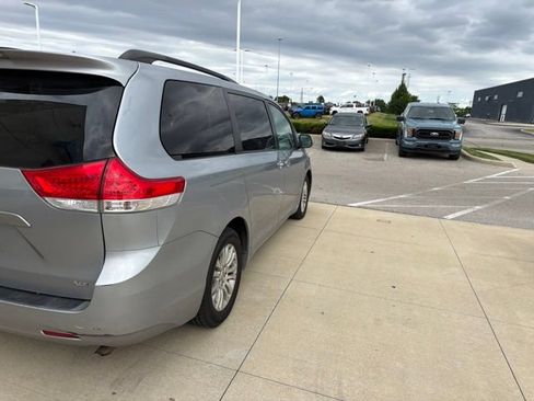 Used 2013 Toyota Sienna XLE FWD image 12