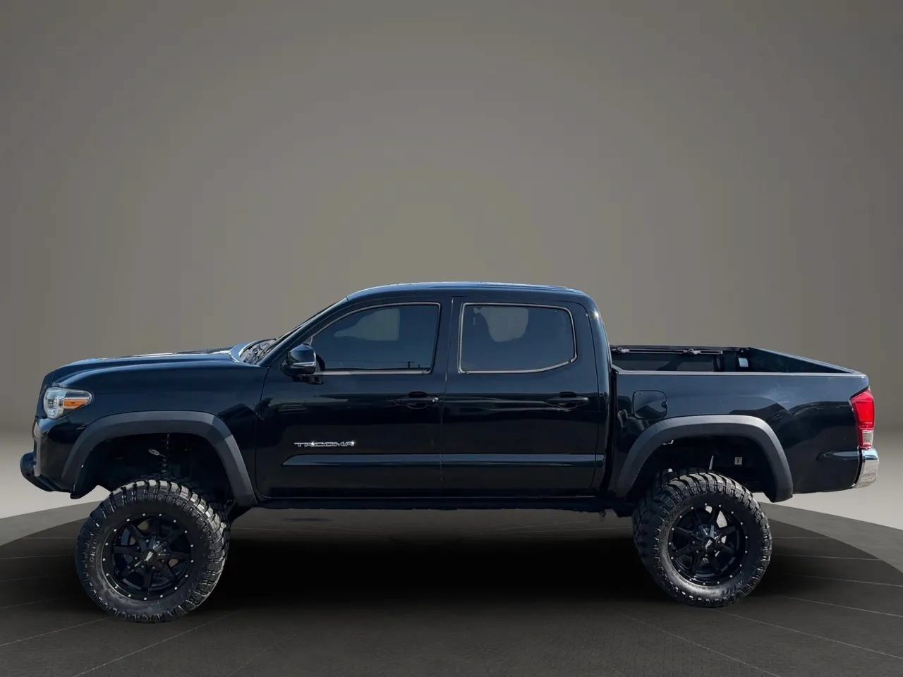 Used 2017 Toyota Tacoma TRD Off-Road w/ Tow Package (A/T) AWD/4WD image 2
