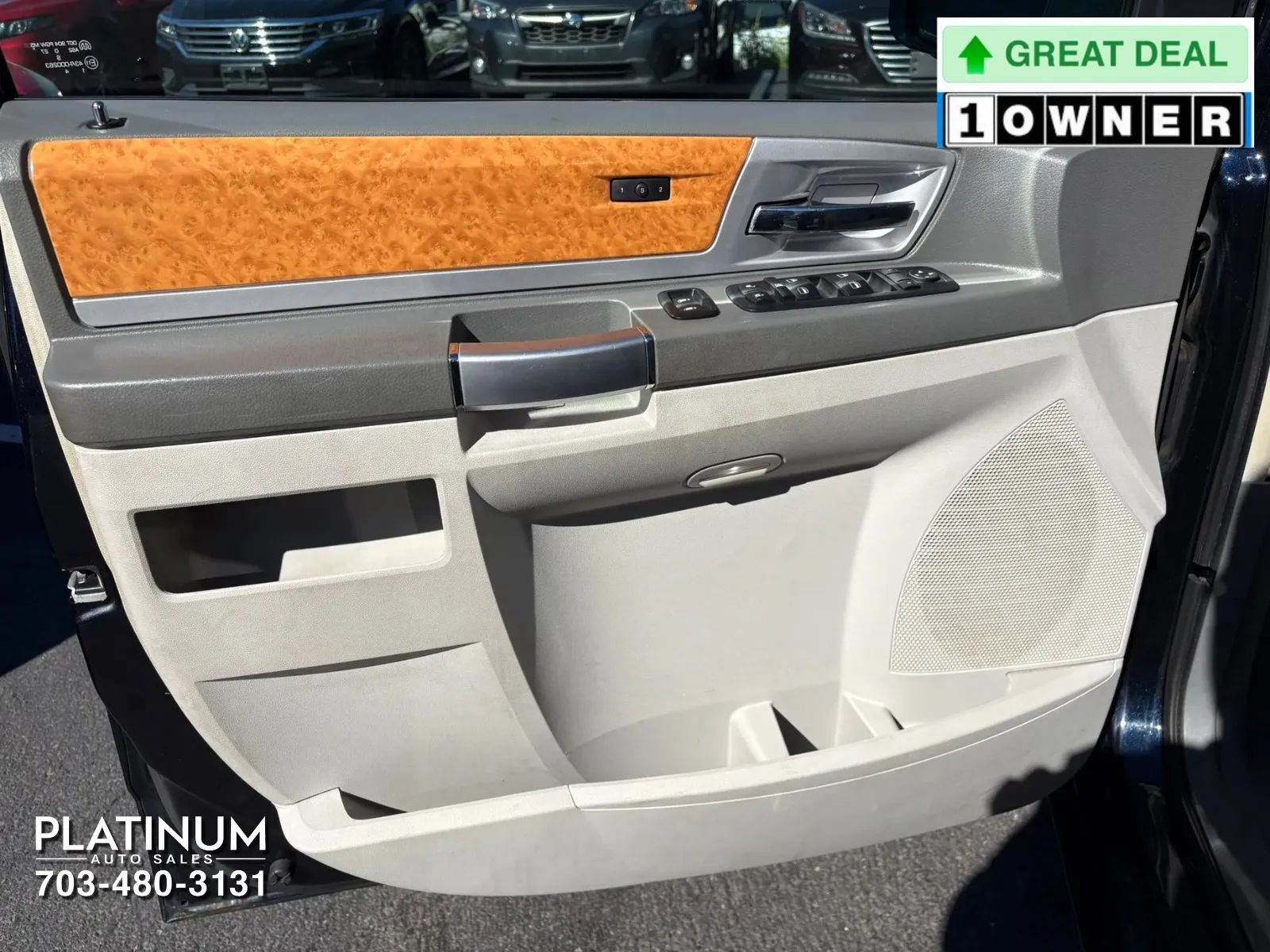 Used 2010 Chrysler Town & Country Limited w/ Entertainment Group #3 FWD image 17