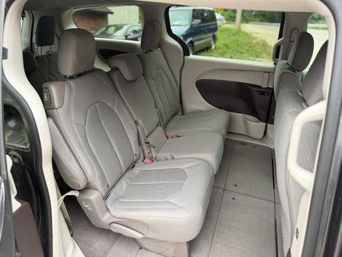 Used 2017 Chrysler Pacifica Touring w/ Tire & Wheel Group FWD image 32