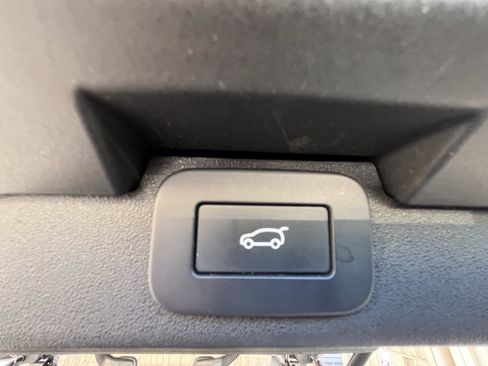 Used 2025 Land Rover Discovery S AWD/4WD image 35