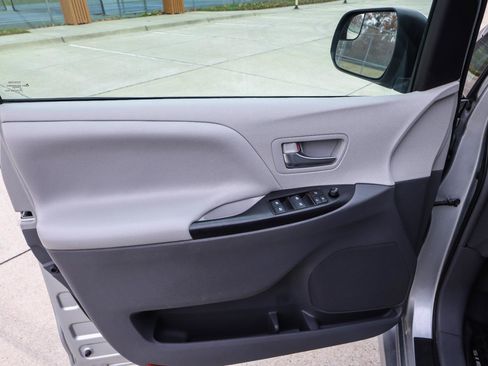 Used 2019 Toyota Sienna LE image 32