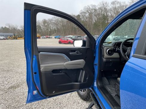 Used 2025 Chevrolet Colorado ZR2 w/ Technology Package image 25