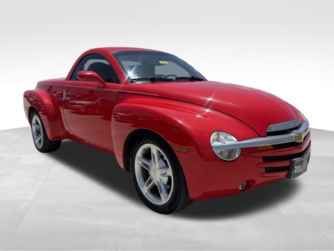 Used 2004 Chevrolet SSR w/ Preferred Equipment Group RWD image 3