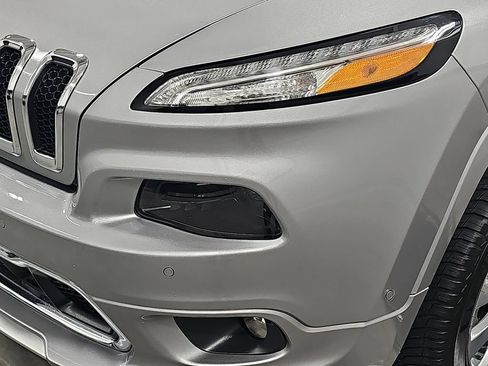 Used 2017 Jeep Cherokee Overland w/ Technology Group AWD/4WD image 33