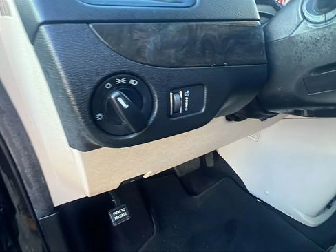 Used 2019 Dodge Grand Caravan SE w/ UConnect Hands-Free Group image 25
