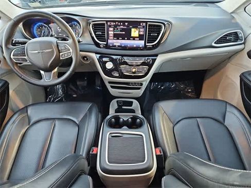 Used 2023 Chrysler Pacifica Touring-L image 16