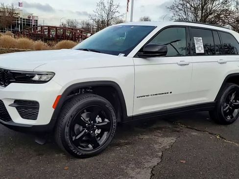 New 2025 Jeep Grand Cherokee Altitude image 4