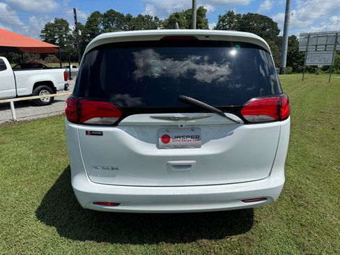Used 2021 Chrysler Voyager Lxi FWD image 4