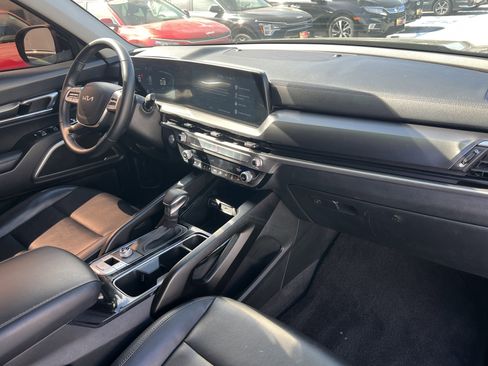 Certified 2025 Kia Telluride LX image 15