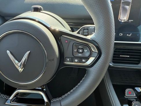 New 2025 VinFast VF 8 Eco image 18