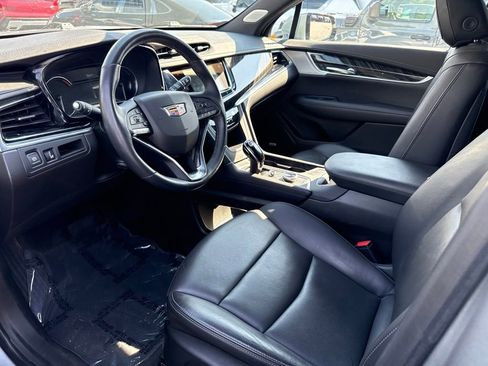 Used 2025 Cadillac XT6 Premium Luxury FWD image 4