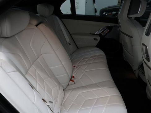 Used 2024 BMW 760i xDrive w/ Executive Package image 81