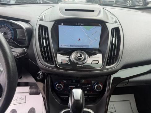 Used 2018 Ford C-MAX Titanium FWD image 3