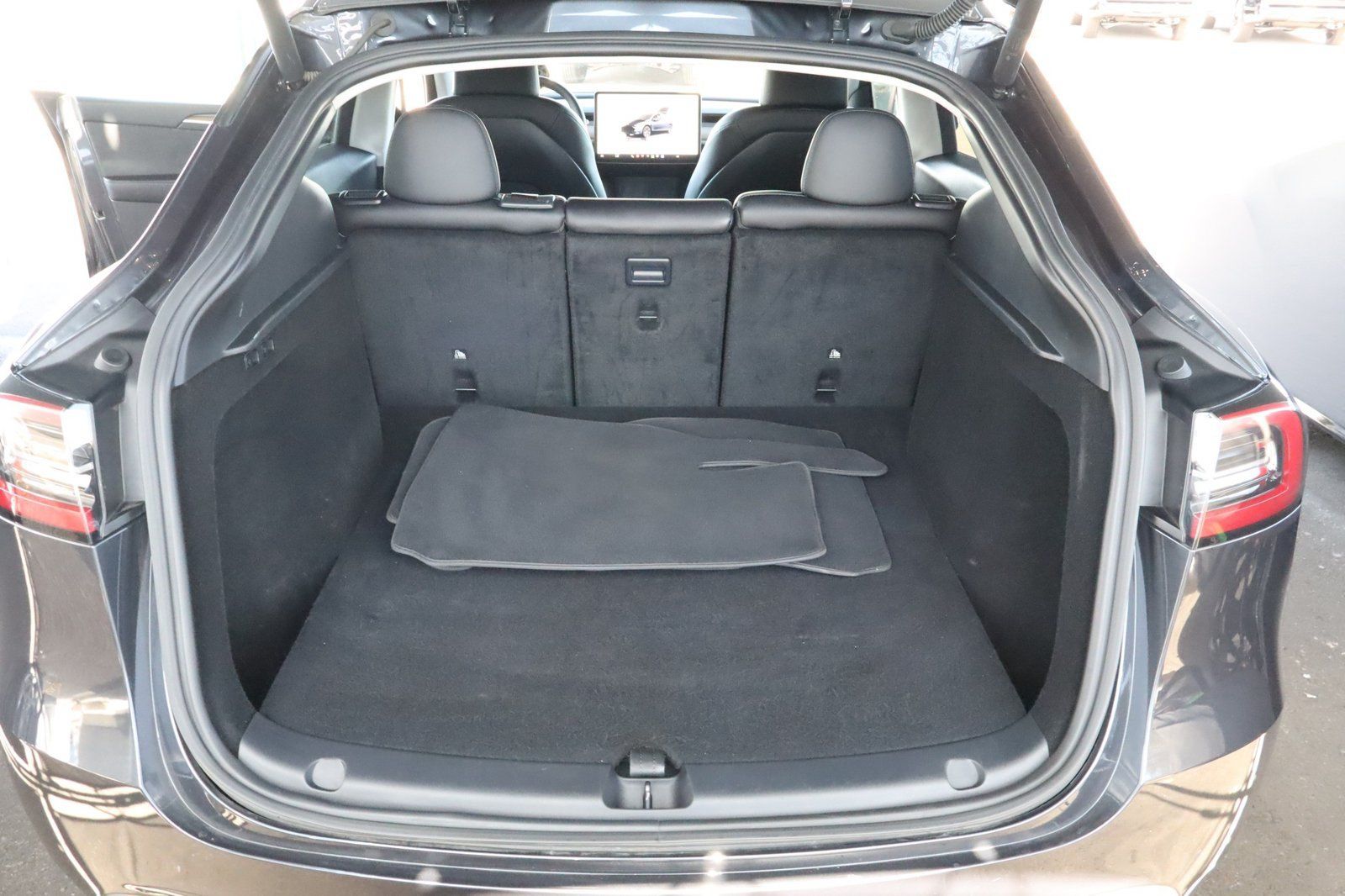 Used 2024 Tesla Model Y Long Range RWD image 39
