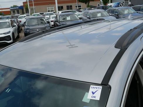 Used 2017 Chrysler Pacifica Premium FWD image 11