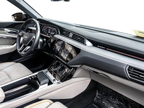 Used 2024 Audi Q8 e-tron Prestige w/ Prestige Package image 17