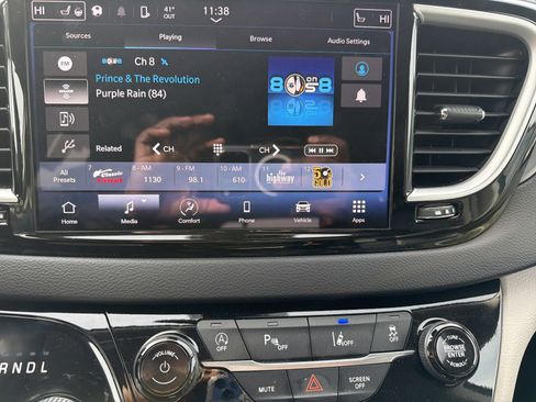 Used 2024 Chrysler Pacifica Touring-L image 22