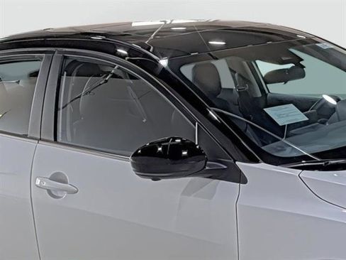 Used 2025 Nissan Sentra SR w/ SR Premium Package FWD image 15