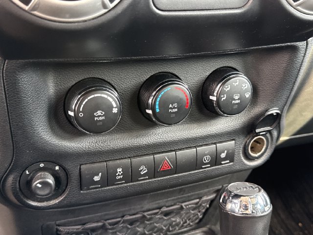 Used 2014 Jeep Wrangler Unlimited Sahara w/ Dual Top Group AWD/4WD image 29
