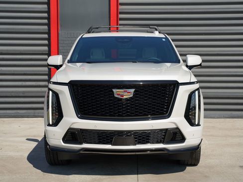 Used 2025 Cadillac Escalade ESV V AWD/4WD image 2