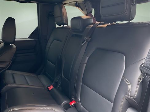 Used 2025 Ford Bronco Badlands image 12