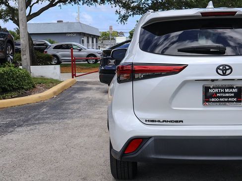 Used 2023 Toyota Highlander XLE FWD image 16