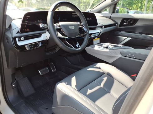New 2027 Cadillac Optiq Luxury w/ LPO, Floor Liner Package AWD/4WD image 12