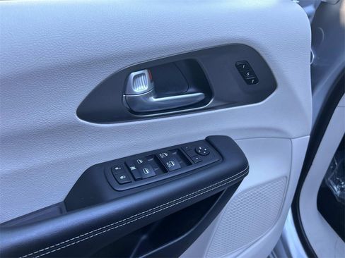 Used 2024 Chrysler Pacifica Touring-L image 19