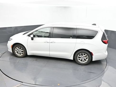Used 2023 Chrysler Pacifica Touring-L FWD image 24