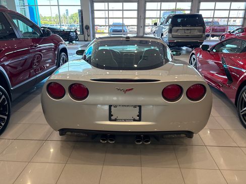 Used 2005 Chevrolet Corvette Coupe w/ Preferred Equipment Group RWD image 6