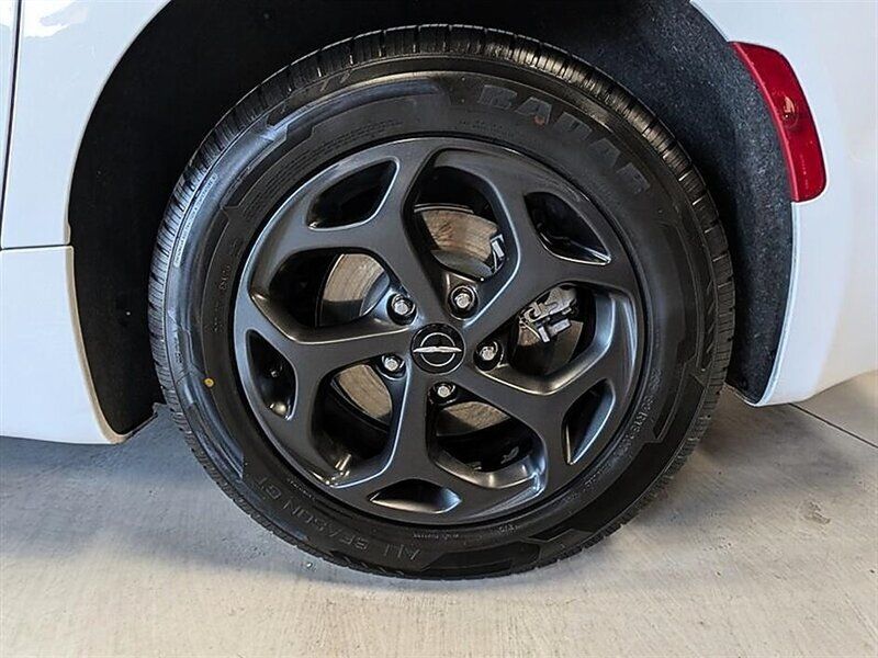 Used 2023 Chrysler Pacifica Limited w/ S Appearance Package FWD image 14