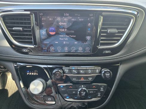 Used 2020 Chrysler Pacifica Limited w/ Advanced Safetytec Group FWD image 11