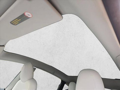 Used 2022 Tesla Model Y Long Range image 18