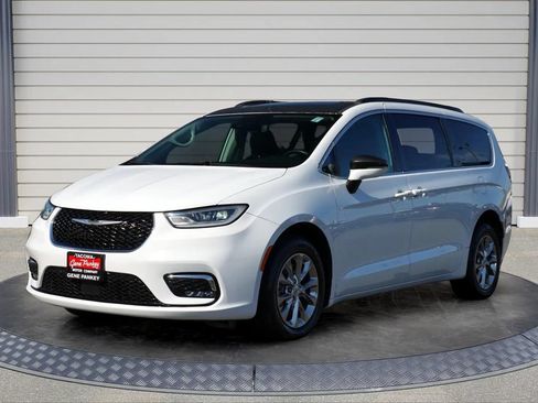 Used 2022 Chrysler Pacifica Touring-L AWD/4WD image 3