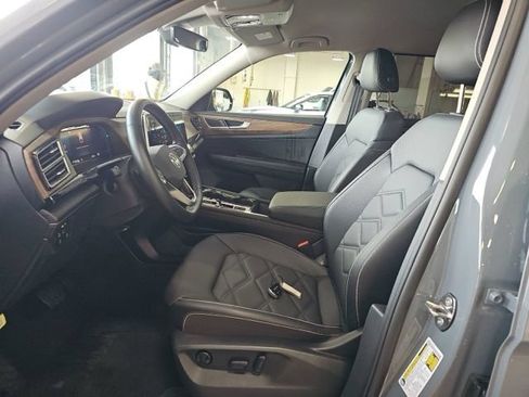 Used 2025 Volkswagen Atlas SE AWD/4WD image 9