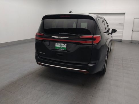 Used 2023 Chrysler Pacifica Touring FWD image 7
