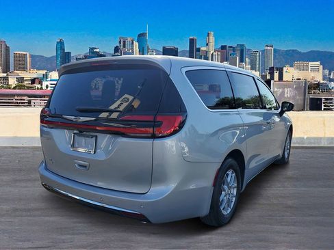 New 2026 Chrysler Pacifica Select image 4