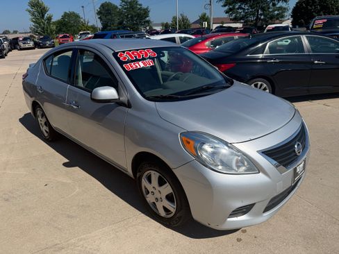Used 2014 Nissan Versa SV FWD image 3