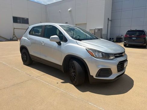 Used 2018 Chevrolet Trax LS FWD image 2
