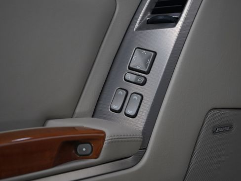 Used 2005 Cadillac XLR image 23