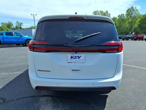 New 2026 Chrysler Pacifica Select FWD image 6