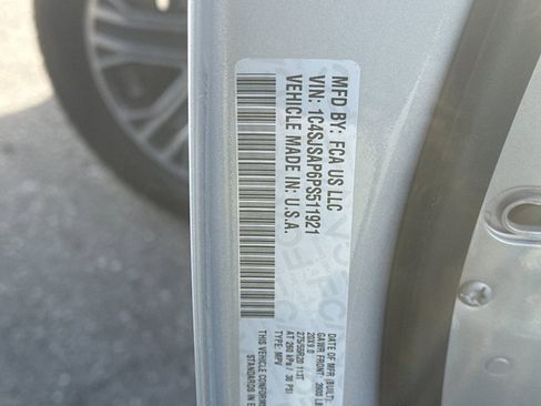 Used 2023 Jeep Wagoneer L 4WD w/ Premium Group I image 31