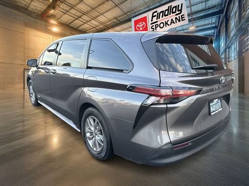 Used 2021 Toyota Sienna XLE image 4