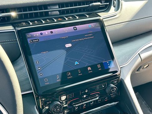 New 2025 Jeep Grand Cherokee L Limited w/ Black Appearance Package image 10