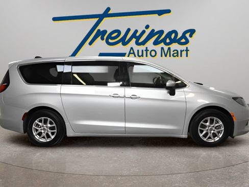Used 2023 Chrysler Voyager LX FWD image 5
