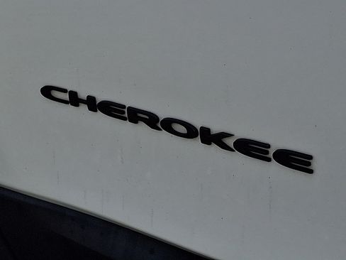 Used 2019 Jeep Cherokee Trailhawk AWD/4WD image 30