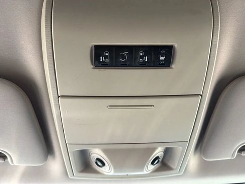 Used 2015 Chrysler Town & Country Touring FWD image 20